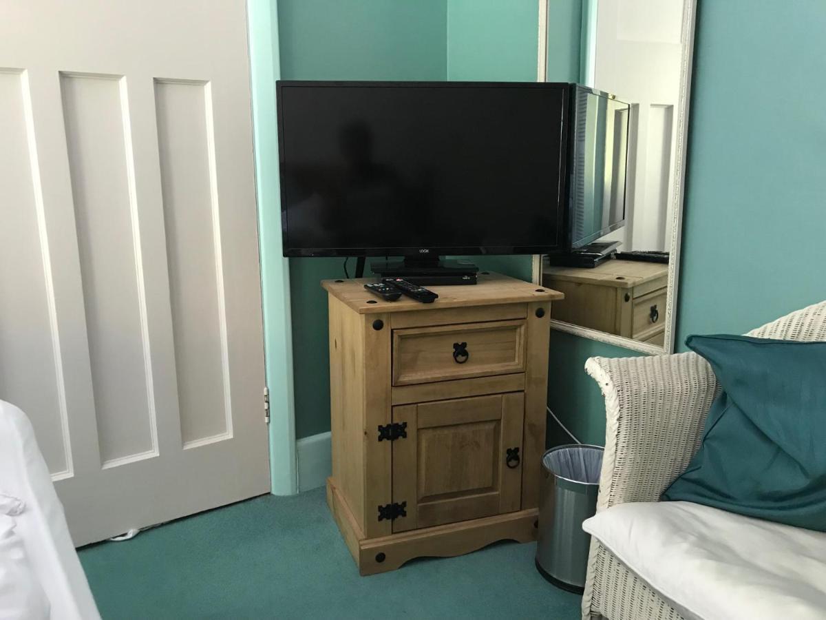Chart House Bed And Breakfast Доркинг Екстериор снимка