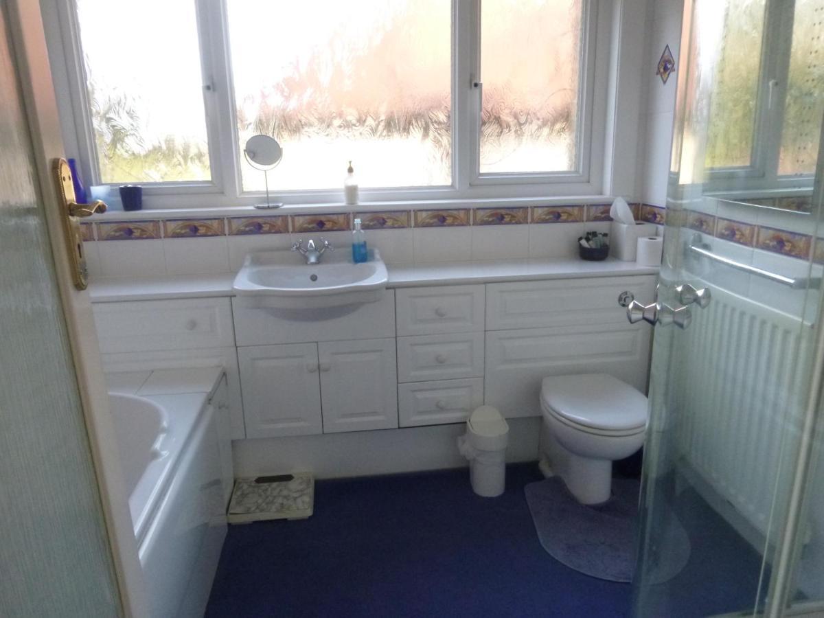 Chart House Bed And Breakfast Доркинг Екстериор снимка