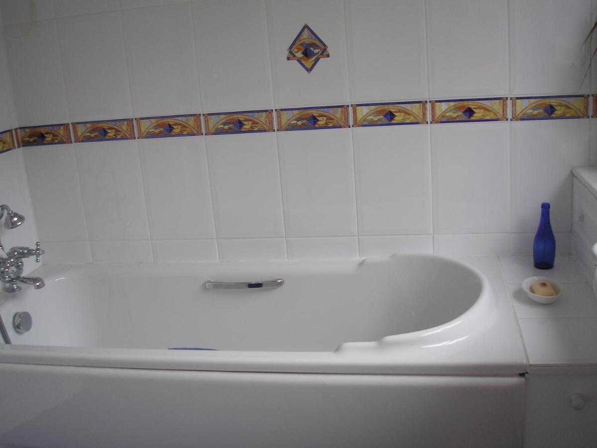 Chart House Bed And Breakfast Доркинг Екстериор снимка