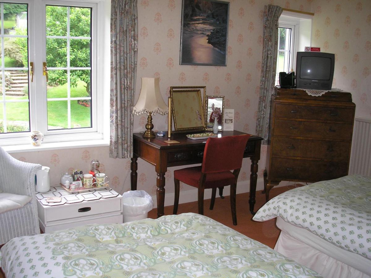 Chart House Bed And Breakfast Доркинг Екстериор снимка