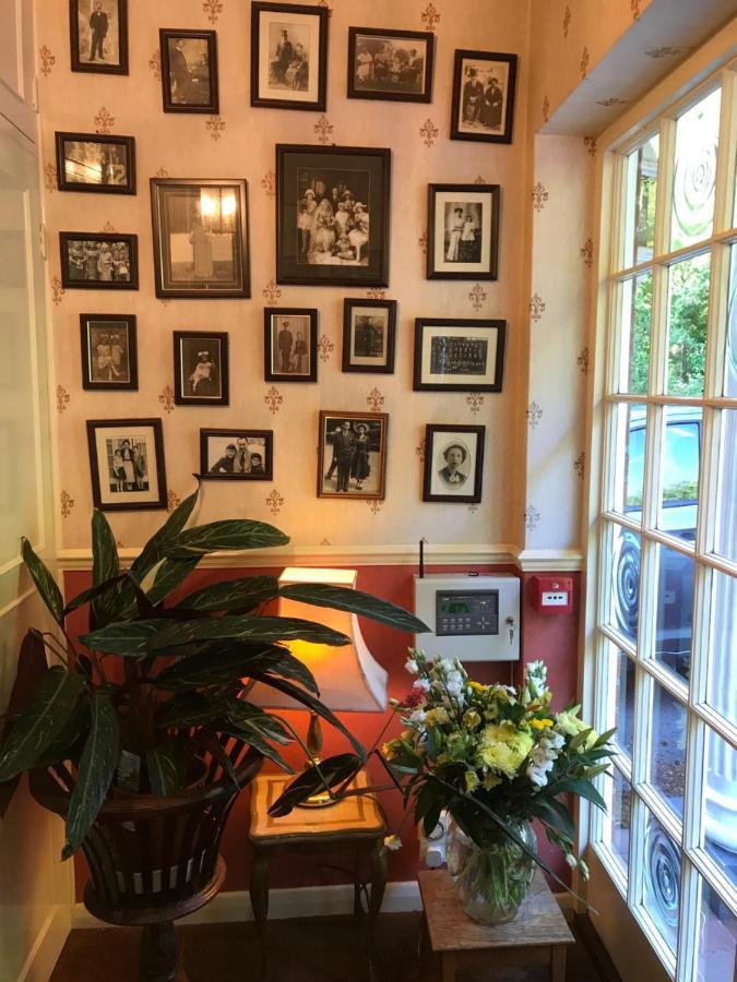 Chart House Bed And Breakfast Доркинг Екстериор снимка