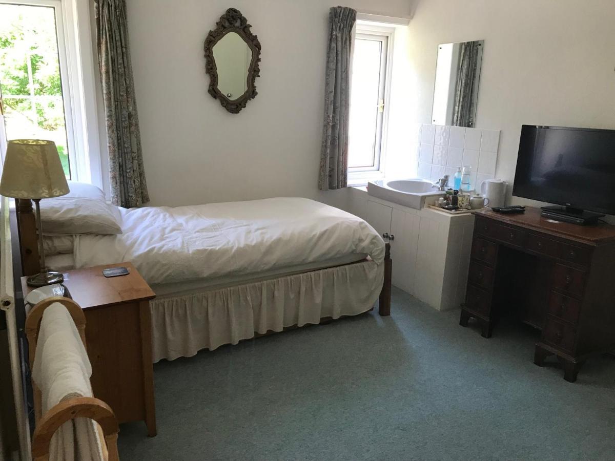 Chart House Bed And Breakfast Доркинг Екстериор снимка
